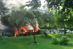 दिल्ली के पास बीच सड़क पर धू-धूकर जली कार, अंदर बैठे लोगों ने कूदकर बचाई जान दिल्ली के पास बीच सड़क पर धू-धूकर जली कार, अंदर बैठे लोगों ने कूदकर बचाई जान