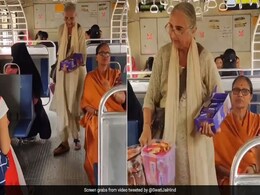 मुंबई लोकल में चॉकलेट बेच रही थी बुजुर्ग महिला, Video देख भावुक हुए लोग, जज़्बे को किया सलाम मुंबई लोकल में चॉकलेट बेच रही थी बुजुर्ग महिला, Video देख भावुक हुए लोग, जज़्बे को किया सलाम