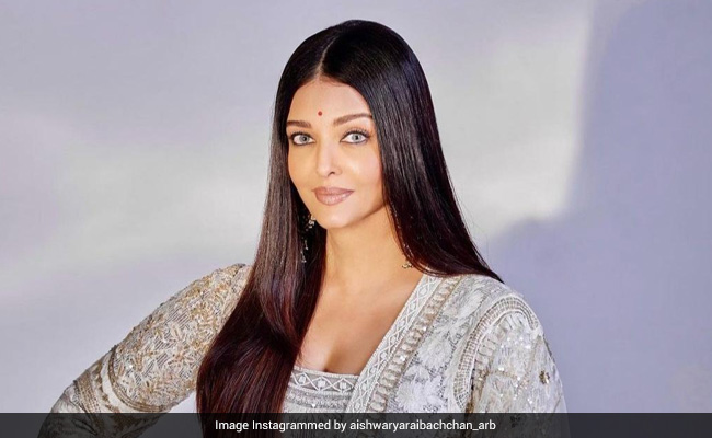 व्हाइट कलर के अनारकली शूट में ऐश्वर्या राय का राजसी अंदाज देख दीवाने हुए फैंस, बोले- PS1 की महारानी नंदिनी