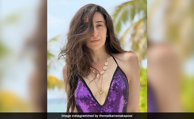 बीच लुक में करिश्मा कपूर को देख फैन्स हुए दीवाने, बोले- क्वीन जैसी दिख रही हो...