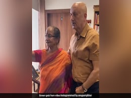 अनुपम खेर के ऑफिस पहुंच इमोशनल हुईं मां दुलारी देवी, बोलीं- पिता गर्व से कहते थे मेरा बेटा है...देखें VIDEO अनुपम खेर के ऑफिस पहुंच इमोशनल हुईं मां दुलारी देवी, बोलीं- पिता गर्व से कहते थे मेरा बेटा है...देखें VIDEO