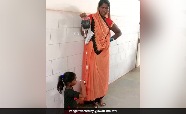 MP में स्वास्थ्य व्यवस्था की पोल खोलती तस्वीर, बच्ची को फर्श पर बैठाकर मां ने चढ़ाया ब्लड