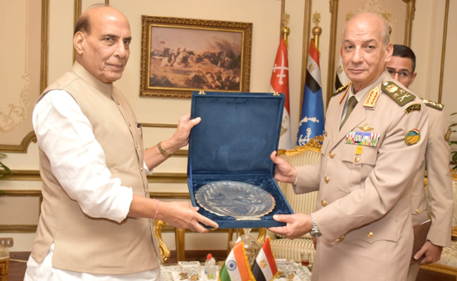 रक्षा मंत्री राजनाथ सिंह और मिस्र के रक्षा मंत्री के बीच द्विपक्षीय वार्ता, रक्षा सहयोग बढ़ाने पर समझौता 