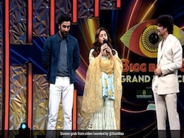 बिग बॉस तेलुगु के सेट पर आलिया ने गाया ब्रह्मास्त्र का बेहद खूबसूरत गाना ‘कुमकुमला,’ फैंस खूब लुटा रहे हैं प्यार  बिग बॉस तेलुगु के सेट पर आलिया ने गाया ब्रह्मास्त्र का बेहद खूबसूरत गाना ‘कुमकुमला,’ फैंस खूब लुटा रहे हैं प्यार