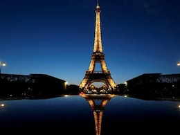 Eiffel Tower To Go Dark On Monday Night In Memory Of Pope Francis Eiffel Tower To Go Dark On Monday Night In Memory Of Pope Francis