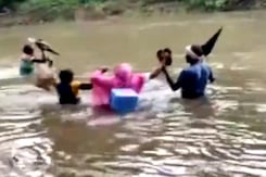 Health Workers Cross Swollen Rivers For Covid Vaccination In Chhattisgarh Health Workers Cross Swollen Rivers For Covid Vaccination In Chhattisgarh
