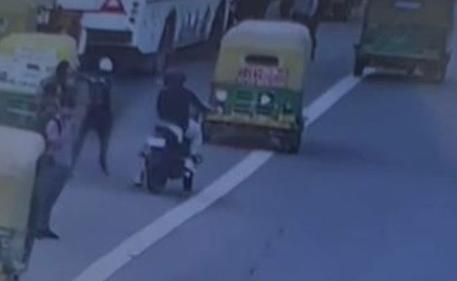 Video: 2 Men On Bike Sneak Up On Woman, Snatch Chain On Delhi Road