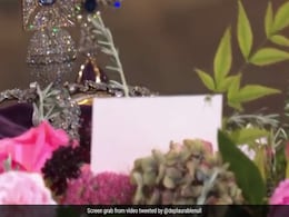 Viral Video : Queen Elizabeth के ताबूत पर दिखी मकड़ी, फूलों के बीच पल भर में जा छिपी Viral Video : Queen Elizabeth के ताबूत पर दिखी मकड़ी, फूलों के बीच पल भर में जा छिपी
