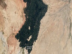 रेगिस्&zwj;तान में नदी की तरह बह रहा लावा! अंतरिक्ष से ली गई तस्&zwj;वीर, जानें पूरा मामला