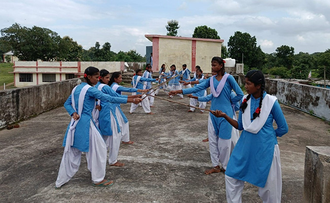 MP: बिना किसी संसाधन के बच्चे बने 'पारंगत', लाठी-डंडे से प्रैक्टिस करके फेंसिंग में जीते कई मेडल