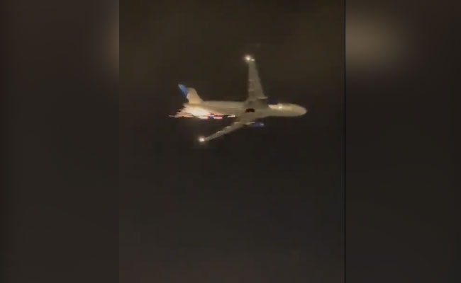 उड़ते हुए विमान से अचानक निकलने लगी चिंगारी, कैमरे में कैद हुई डरावनी घटना, सामने आई ये वजह