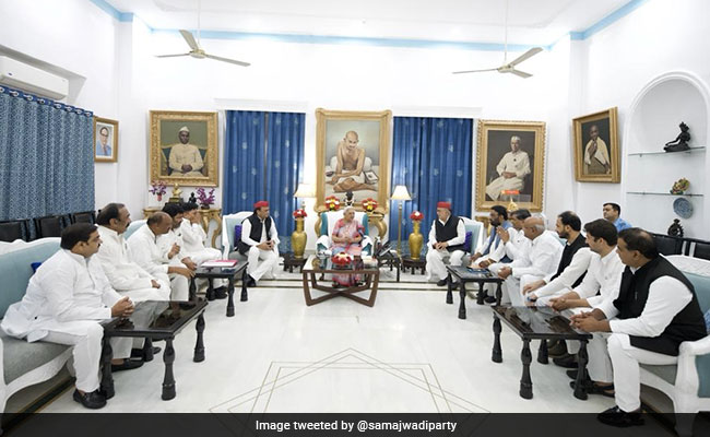 उत्तर प्रदेश की राज्यपाल से मिलकर सपा प्रतिनिधिमंडल ने आजम खां के &lsquo;उत्पीड़न&rsquo; की शिकायत की