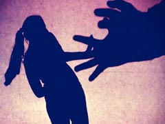 मंगेतर के सामने युवती से छेड़छाड़, वह कहती रही कि ''पापा से बात कर लो, सगाई हो चुकी है''