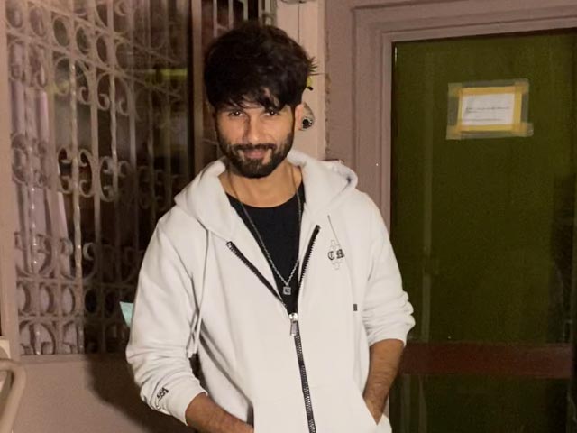 शाहिद कपूर बांद्रा में डबिंग स्टूडियो के बाहर हुए स्पॉट