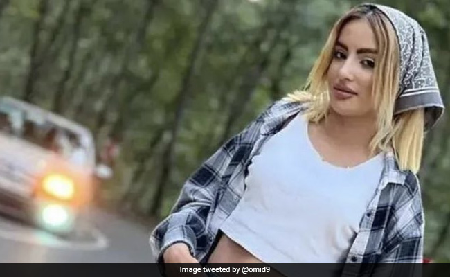 ईरान: हिजाब विरोधी प्रदर्शनों के दौरान खुले बालों में वायरल हुई लड़की की हो गई हत्या : रिपोर्ट