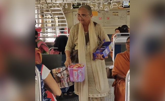 ट्रेन में मीठी मुस्कान के साथ 'मीठी चॉकलेट' बेचती हैं ये दादी अम्मा, वीडियो देख दिल खुश हो जाएगा