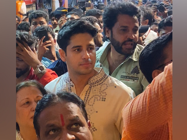 Sidharth Malhotra Visits Lalbaugcha Raja Pandal In Mumbai