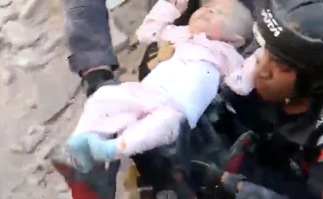 चार मंजिला बिल्डिंग गिर गई, 30 घंटे तक मलबे में दबी रही मासूम बच्ची, फिर भी ज़िंदा बच गई