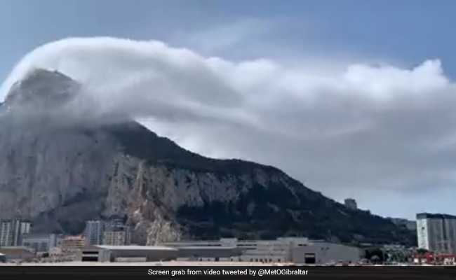 Mesmerising Video Shows 'Levanter' Cloud Over Rock Of Gibraltar