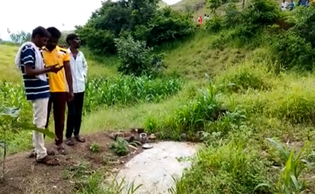 मृत बेटी को न्याय मिले, इसलिए पिता ने 42 दिनों तक उसके शव को गड्ढे में गाड़ कर रखा...