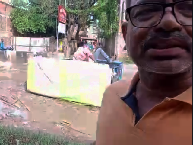 Video: सड़क पर गड्ढों की शिकायत कर रहा था शख्स, बस, फिर सच साबित हो गया