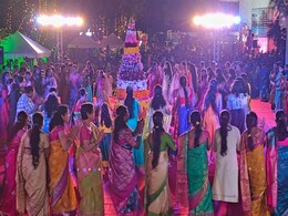 तेलंगाना भवन में मना फूलों का त्योहार 'बथुकम्मा', महिलाओं को वितरित की गईं सोने-चांदी की जरी वाली साड़ियां तेलंगाना भवन में मना फूलों का त्योहार 'बथुकम्मा', महिलाओं को वितरित की गईं सोने-चांदी की जरी वाली साड़ियां
