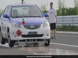 VIDEO: China ने बनाई सड़क पर 'तैरने वाली कार', Speed होगी 230 किलोमीटर प्रति घंटा VIDEO: China ने बनाई सड़क पर 'तैरने वाली कार', Speed होगी 230 किलोमीटर प्रति घंटा