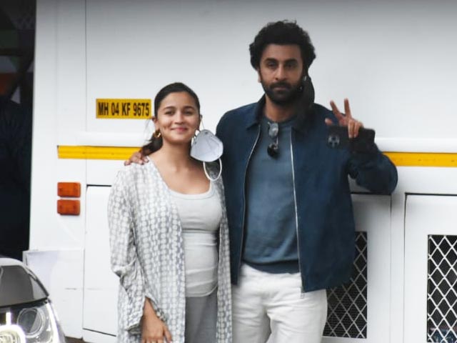 Parents-To-Be Ranbir Kapoor And Alia Bhatt Clicked At Kalina Airport