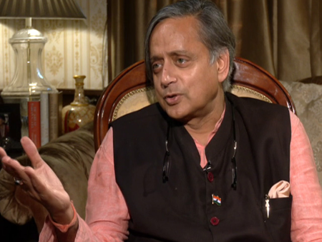 NDTV से बोले शशि थरूर - " मोदी शायद हमारे देश में हिंदी के सबसे बेहतरीन स्पीकर"