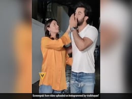 सबके सामने पति रणबीर का इस अंदाज में ख्याल रखती नजर आईं आलिया भट्ट, देखकर फैंस बोले- 'क्यूट कपल' सबके सामने पति रणबीर का इस अंदाज में ख्याल रखती नजर आईं आलिया भट्ट, देखकर फैंस बोले- 'क्यूट कपल'