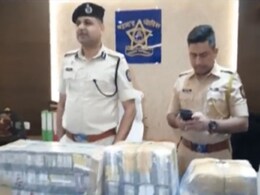 मुंबई : कैश वैन से करोड़ों लूटकर फरार होनेवाला ड्राइवर 2 साथियों संग गिरफ्तार, 2.25 करोड़ रुपये बरामद मुंबई : कैश वैन से करोड़ों लूटकर फरार होनेवाला ड्राइवर 2 साथियों संग गिरफ्तार, 2.25 करोड़ रुपये बरामद