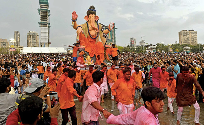 Sena vs Sena Fight In Mumbai During Ganesh Idol Immersion Ceremony