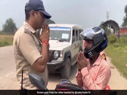 पुलिसवाले ने मंत्रोच्चार के साथ शख्स को पहनाया हेलमेट, फिर हाथ जोड़कर प्यार से दी ये धमकी पुलिसवाले ने मंत्रोच्चार के साथ शख्स को पहनाया हेलमेट, फिर हाथ जोड़कर प्यार से दी ये धमकी