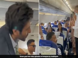 यात्रियों के बीच कार्तिक आर्यन ने इकोनॉमी क्लास में किया सफर, Video देख लोग बोले- ये है असली हीरो यात्रियों के बीच कार्तिक आर्यन ने इकोनॉमी क्लास में किया सफर, Video देख लोग बोले- ये है असली हीरो