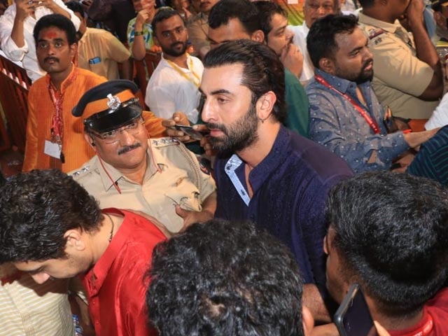 Before <i>Brahmastra</i> Release, Ranbir Kapoor And Ayan Mukerji Visited Lal Baugcha Raja