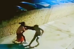 Caught On Camera: Delhi Woman Fights Off Phone Snatcher Caught On Camera: Delhi Woman Fights Off Phone Snatcher