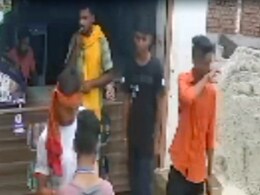 CCTV में कैद : बेगूसराय में दिनदहाड़े फायरिंग करने वाले 5 बदमाश पान की दुकान पर सिगरेट फूंकते दिखे CCTV में कैद : बेगूसराय में दिनदहाड़े फायरिंग करने वाले 5 बदमाश पान की दुकान पर सिगरेट फूंकते दिखे