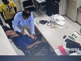 डॉक्टर के सामने शख्स को अचानक आया हार्ट अटैक, डॉक्टर ने तुरंत बचाई जान, वीडियो देखें डॉक्टर के सामने शख्स को अचानक आया हार्ट अटैक, डॉक्टर ने तुरंत बचाई जान, वीडियो देखें