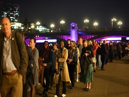 4 Km Queue As Mourners File Past Queen Elizabeth's Coffin 4 Km Queue As Mourners File Past Queen Elizabeth's Coffin
