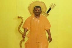 यूपी में शख्स ने बनवाया मुख्यमंत्री योगी आदित्यनाथ का अनोखा मंदिर, रोज़ करता है पूजा यूपी में शख्स ने बनवाया मुख्यमंत्री योगी आदित्यनाथ का अनोखा मंदिर, रोज़ करता है पूजा