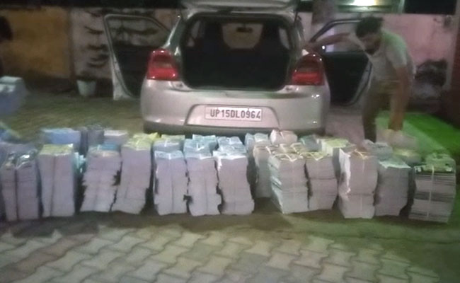 यूपी : सरकारी स्कूल के बच्चों में बंटने आई किताबों को कबाड़ में बेचा गया, गाड़ी में भरकर लाए थे