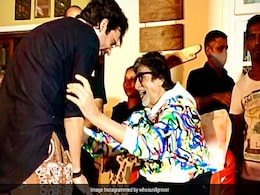 सबके सामने अमिताभ बच्चन के बार-बार पैर छूने लगे सुनील ग्रोवर, सोशल मीडिया पर वायरल हुआ वीडियो सबके सामने अमिताभ बच्चन के बार-बार पैर छूने लगे सुनील ग्रोवर, सोशल मीडिया पर वायरल हुआ वीडियो