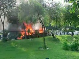 VIDEO : चलते-चलते बीच सड़क आग का गोला बनी कार, परिवार ने कूदकर बचाई जान VIDEO : चलते-चलते बीच सड़क आग का गोला बनी कार, परिवार ने कूदकर बचाई जान