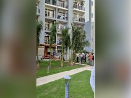 नोएडा की ग्रैंड ओमेक्स सोसाइटी में फिर हंगामा, श्रीकांत त्यागी की पत्नी ने पौधे रोपने की कोशिश की नोएडा की ग्रैंड ओमेक्स सोसाइटी में फिर हंगामा, श्रीकांत त्यागी की पत्नी ने पौधे रोपने की कोशिश की