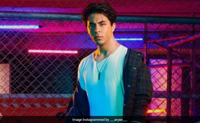 सोशल मीडिया पर छाईं शाहरुख के बेटे आर्यन खान की लेटेस्ट तस्वीरें, किंग खान बोले- 'पिता में जो खामोशी है, बेटे में बोलती है'