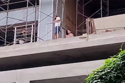 रणबीर कपूर-आलिया भट्ट ने अपने कृष्णा राज बंगले के निर्माण का किया निरीक्षण रणबीर कपूर-आलिया भट्ट ने अपने कृष्णा राज बंगले के निर्माण का किया निरीक्षण