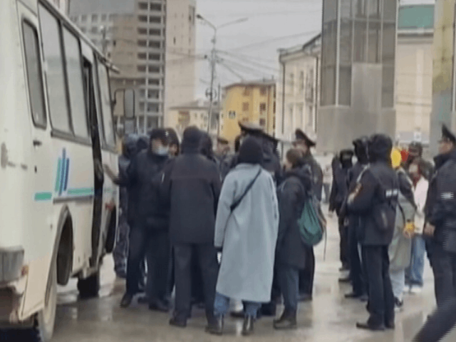 Kilometre-Long Lines Of Russians Seen Trying To Flee Putin's Draft Call