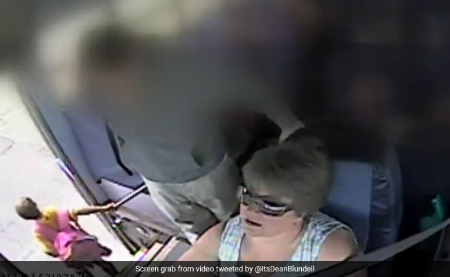 Viral Video : 6 साल की बच्ची को खींच कर ले गई स्कूल बस...."देखना है मुश्किल"