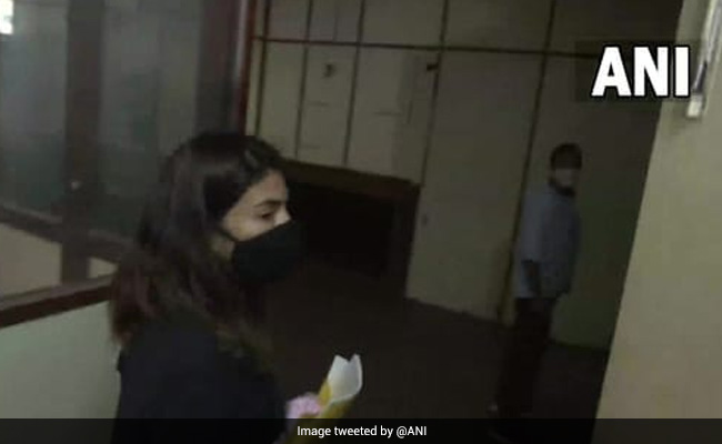 जैकलीन फर्नांडिस और पिंकी ईरानी को आमने-सामने बैठाकर पूछताछ की गई तो दोनों में हुई नोंकझोंक : सूत्र