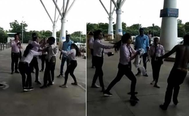 एयरपोर्ट पर लड़कियों ने की एक लड़के की जमकर पिटाई, फाड़ दिया कपड़ा, वीडियो हुआ वायरल